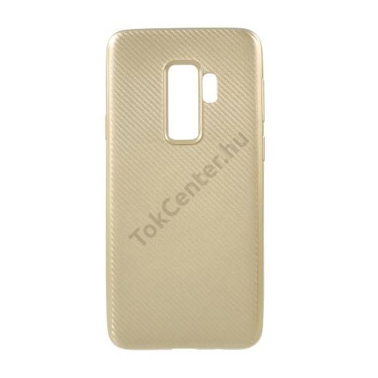 SAMSUNG Galaxy A8 Plus (2018) SM-A730F Telefonvédő gumi / szilikon (karbon minta) ARANY	